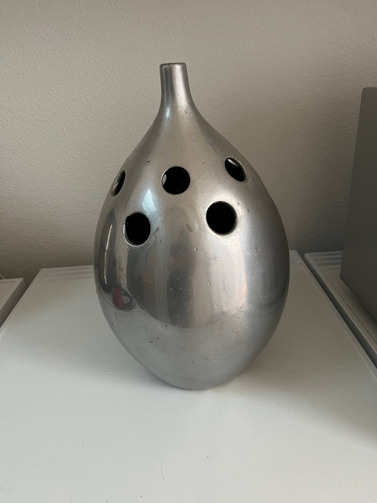 Zilverkleurige decoratieve vaas met gaten, Ophalen