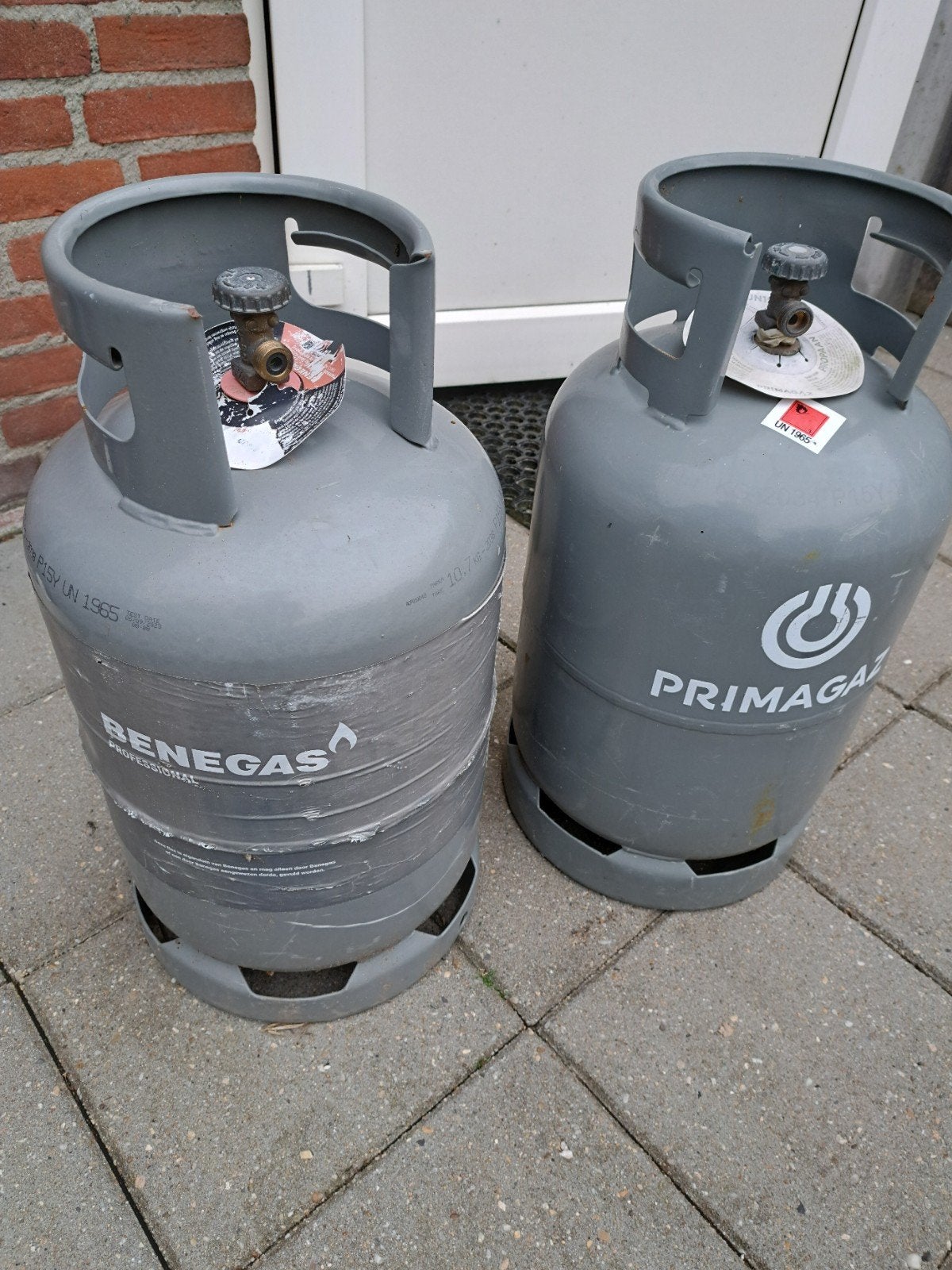 Volle navulbare gasflessen van ieder 21 ltr p/st, Ophalen