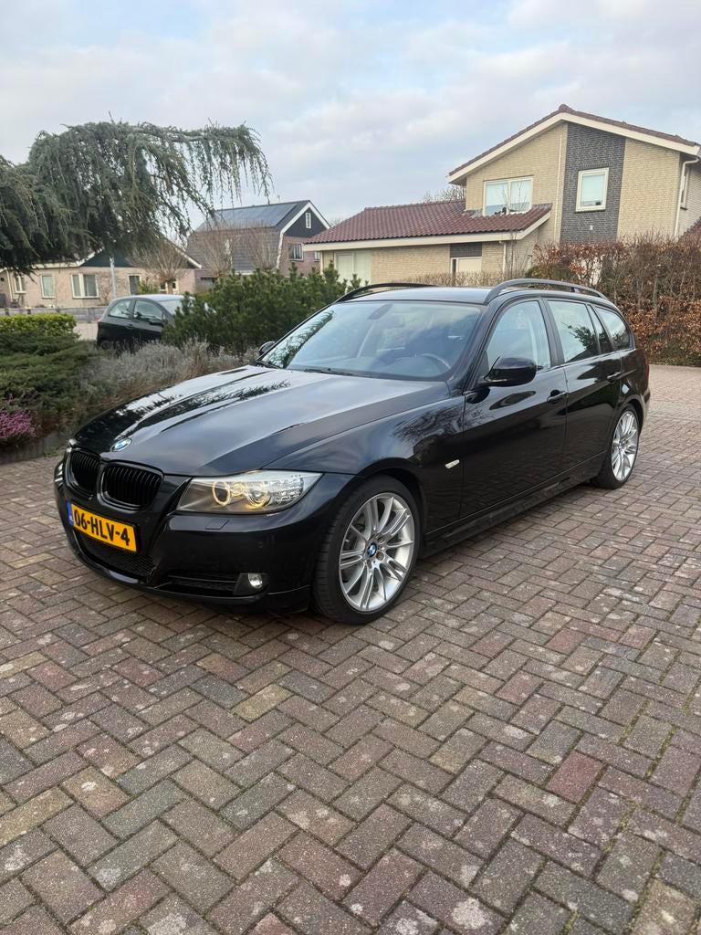 Bmw 320i touring e91 2009 LCI, Achterwielaandrijving, 1995 cc, Zwart, 4 cilinders