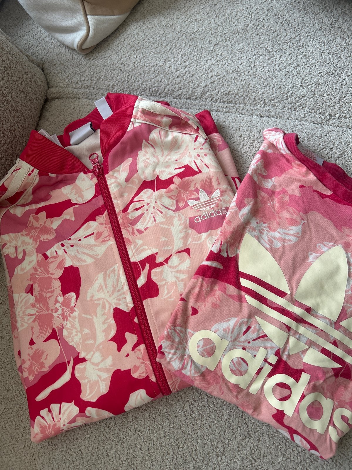 Adidas set: T-shirt en vest (zonder capuchon) - Maat 170, Ophalen of Verzenden, Gebruikt, Meisje, Setje