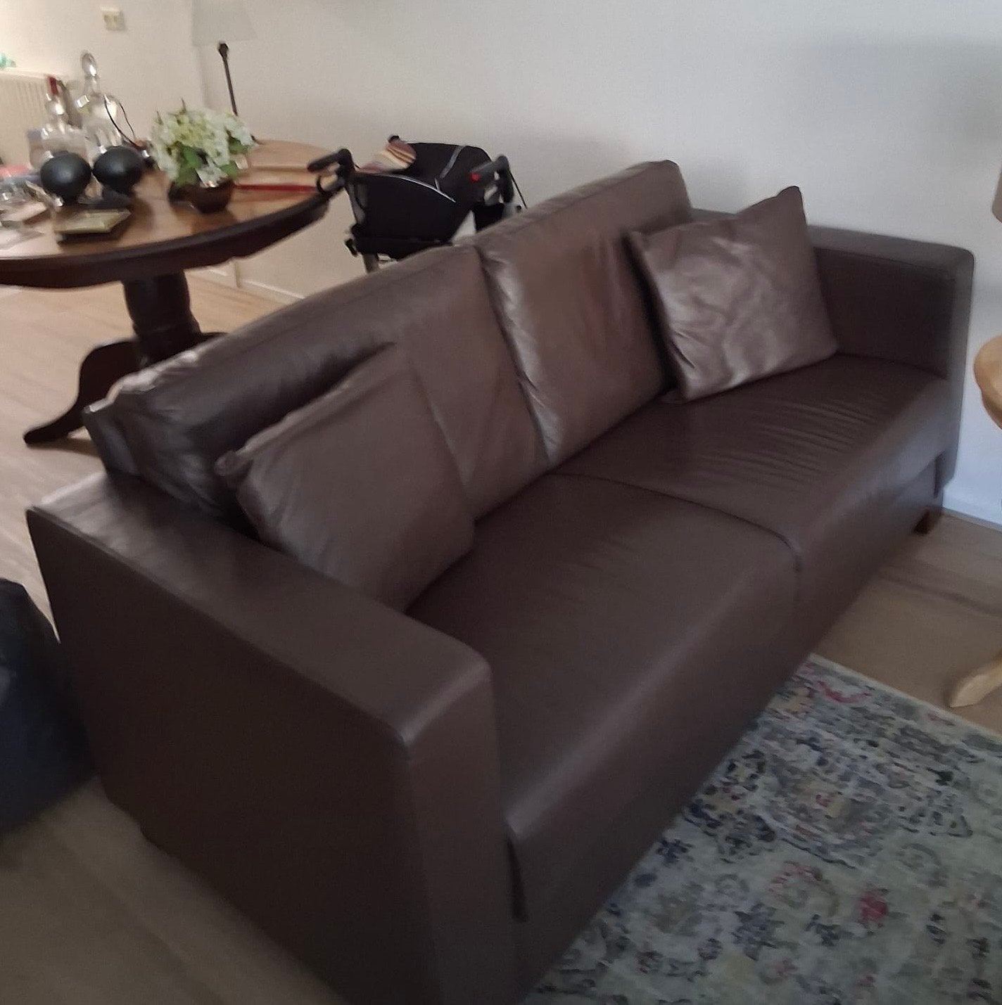 Gratis ophalen, vitrinekast- salontafel- tv kast- lerenbank, Driepersoons, Ophalen of Verzenden, Zo goed als nieuw, Rechte bank