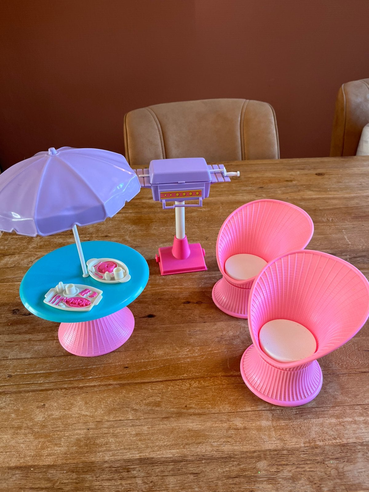 Vintage Barbie tuinset 1993 – tafel, stoelen, parasol & bbq, Ophalen of Verzenden, Gebruikt, Toebehoren