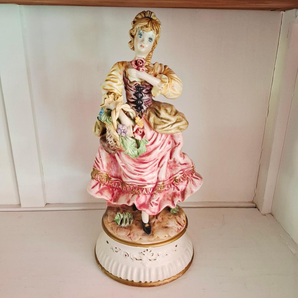 Prachtig antiek Capodimonte beeld "Dame met Bloemenmand', Ophalen of Verzenden