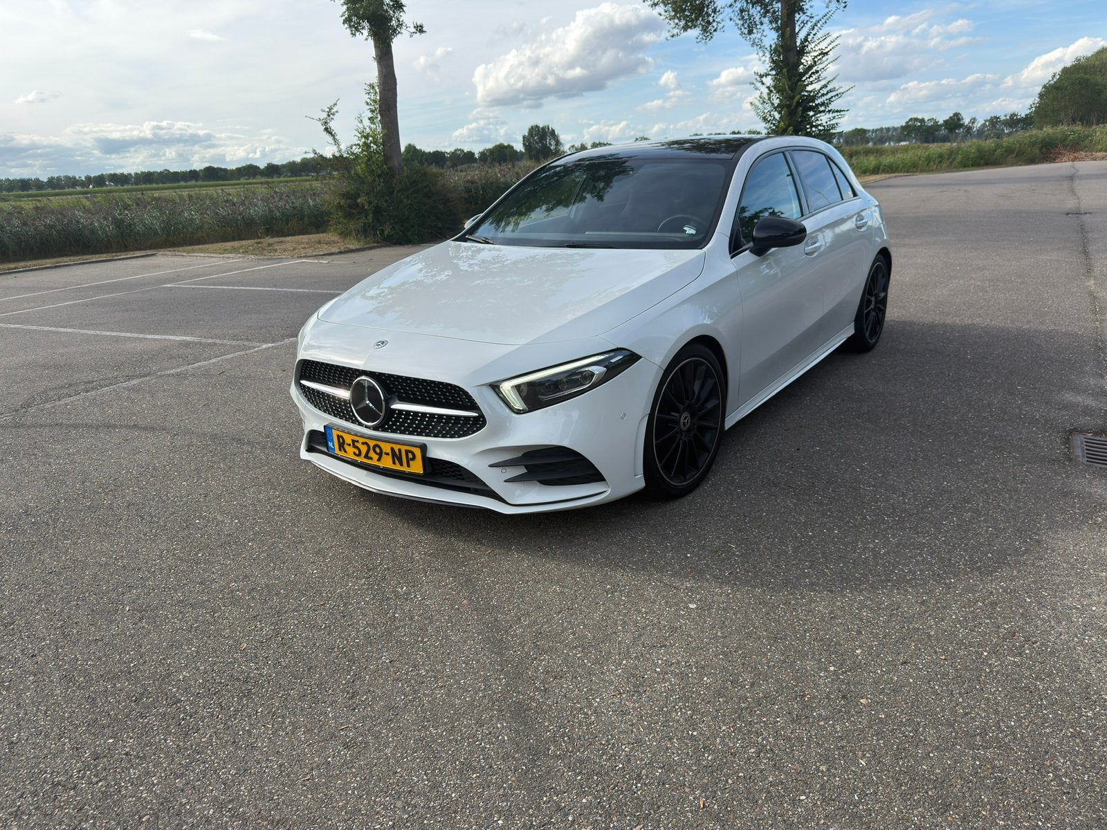Mercedes-Benz A-Klasse A 250 224pk Premium Plus, Auto's, Mercedes-Benz, 4 cilinders, Alcantara, Wit, 14 km/l