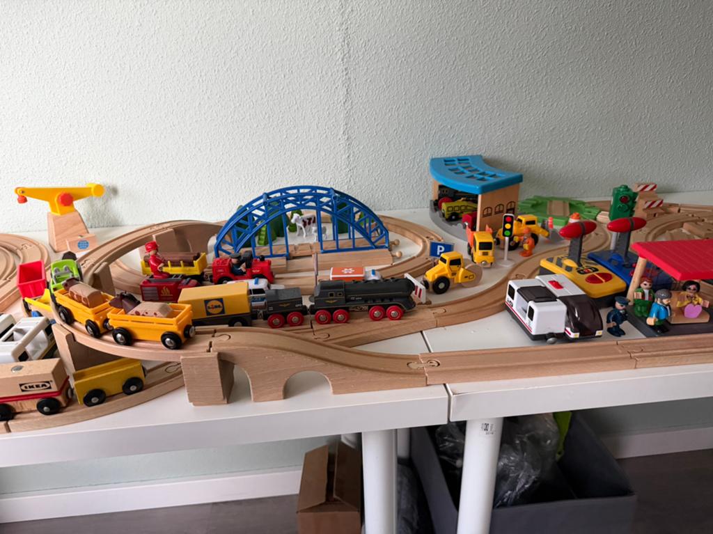 Houten treinbaan met treinen en assecoires, Kinderen en Baby's, Speelgoed | Houten speelgoed, Ophalen, Gebruikt, Rij- of Hobbelspeelgoed