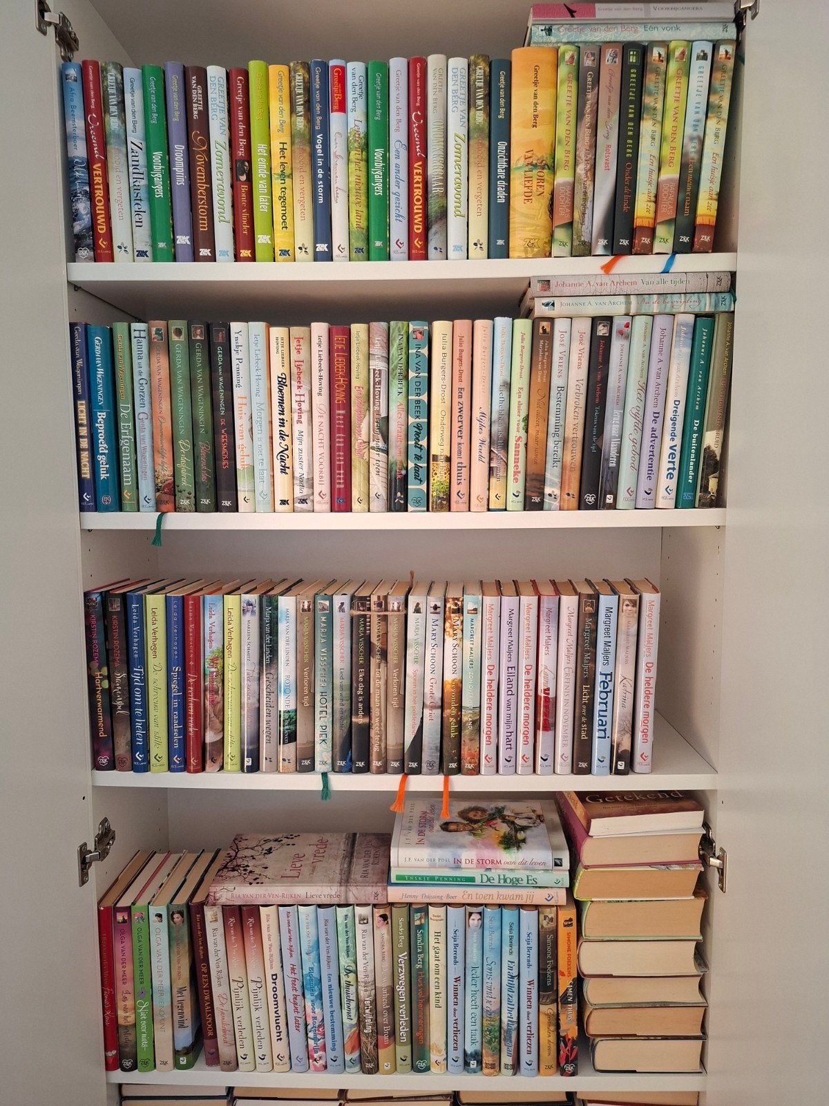boekenkast vol streek romans., Ophalen of Verzenden, Gelezen