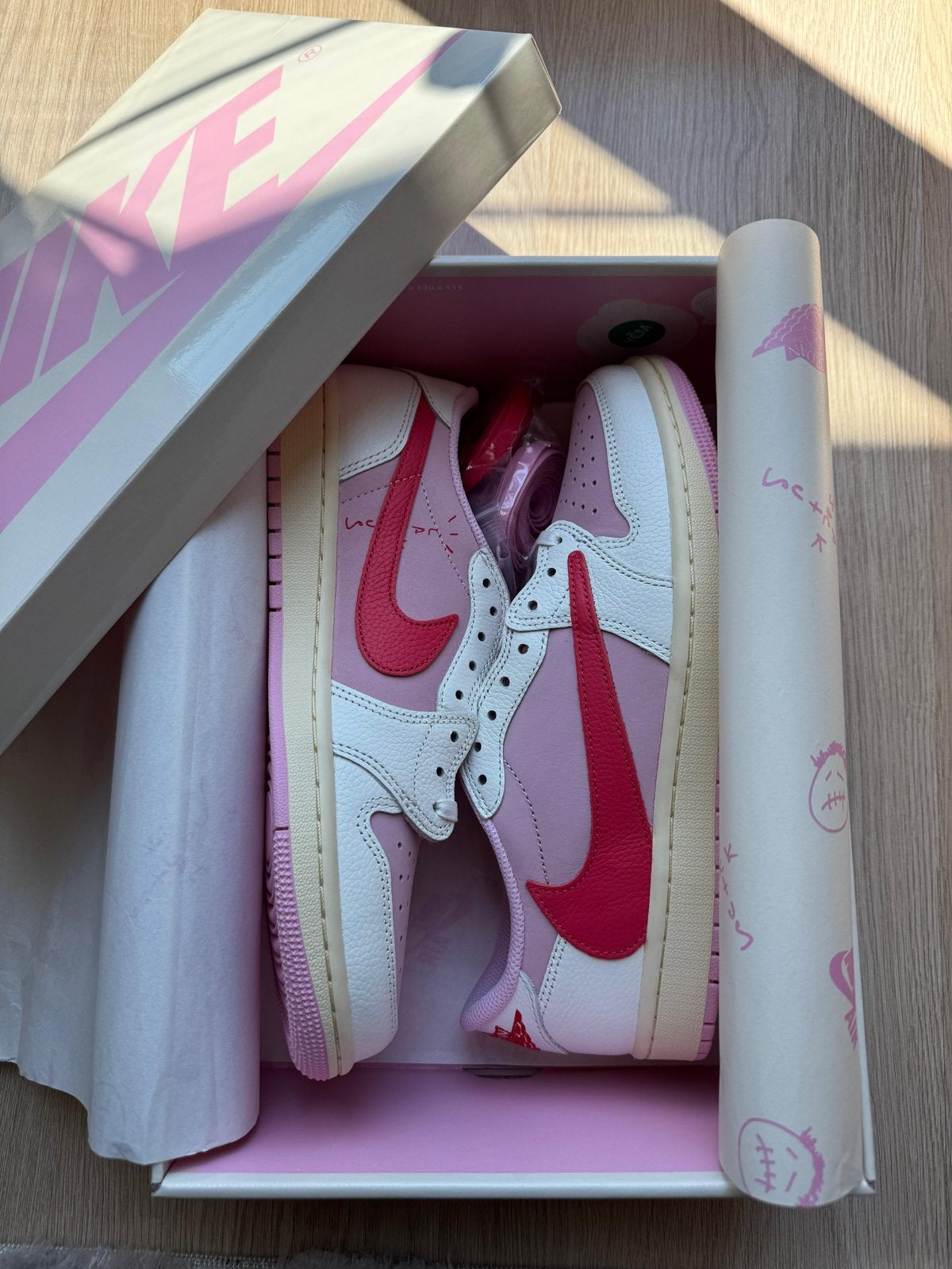 Travis Scott x Air Jordan 1 Low 'Sail Tropical Pink' maat 42, Ophalen of Verzenden, Nieuw, Roze, Sneakers of Gympen