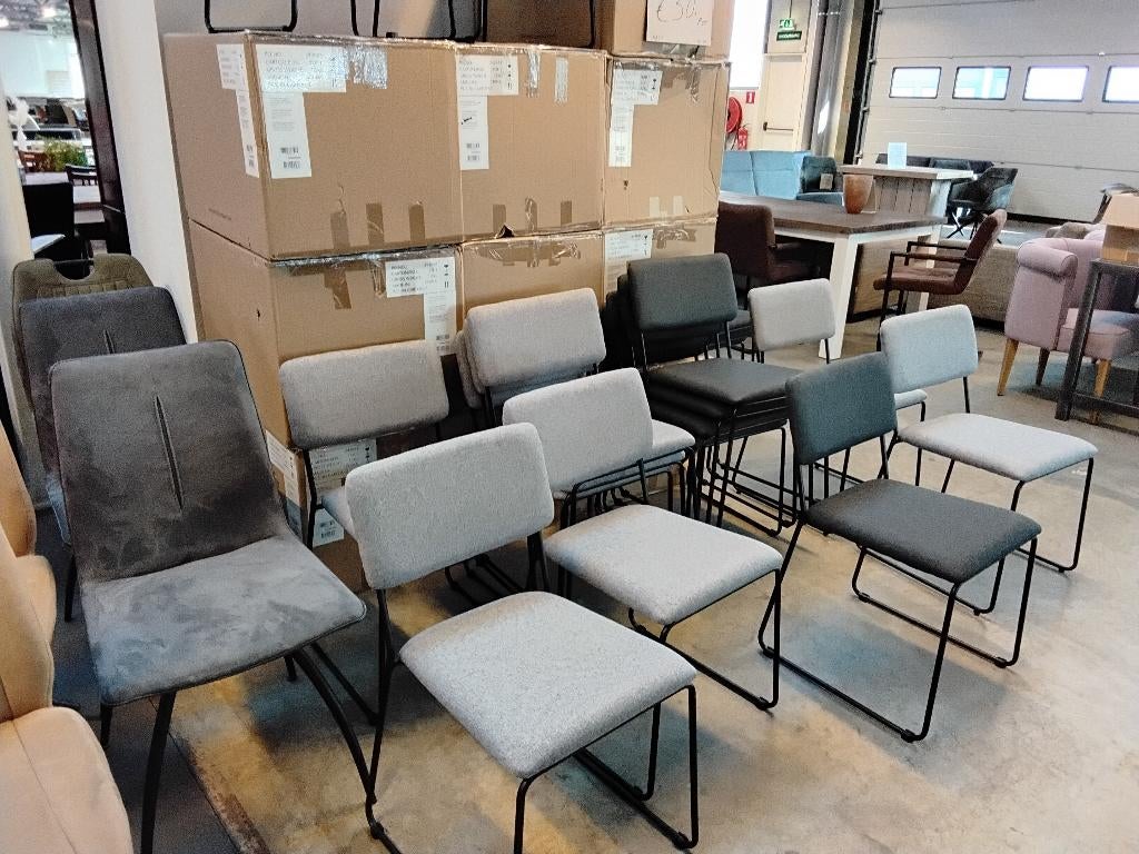 Eetstoelen 50= per stuk (4 voor 150=) Twee kleuren leverbaar