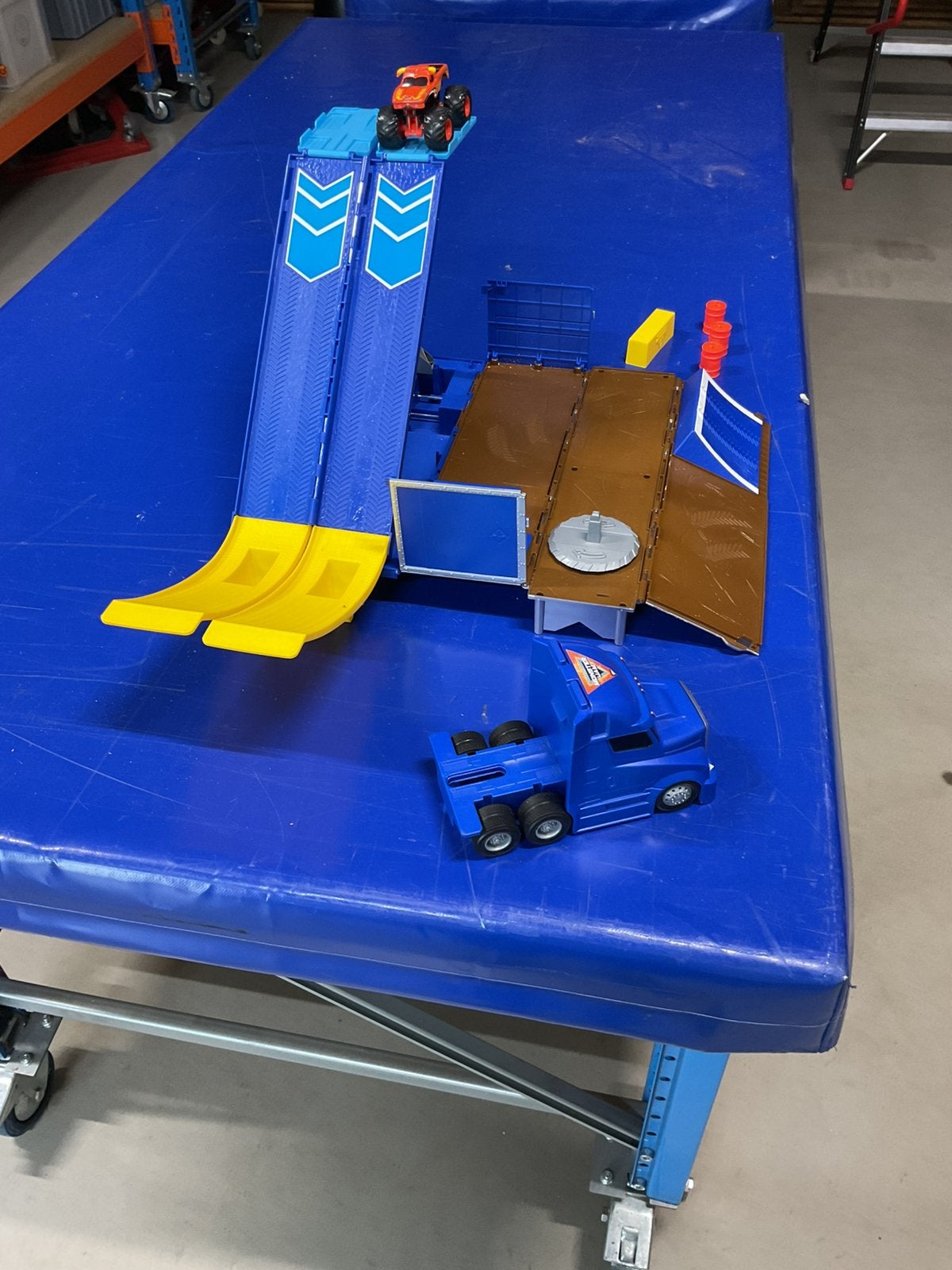 Hotwheels Monsterjam grote monstertruck crossbaan op truck, Ophalen, Zo goed als nieuw