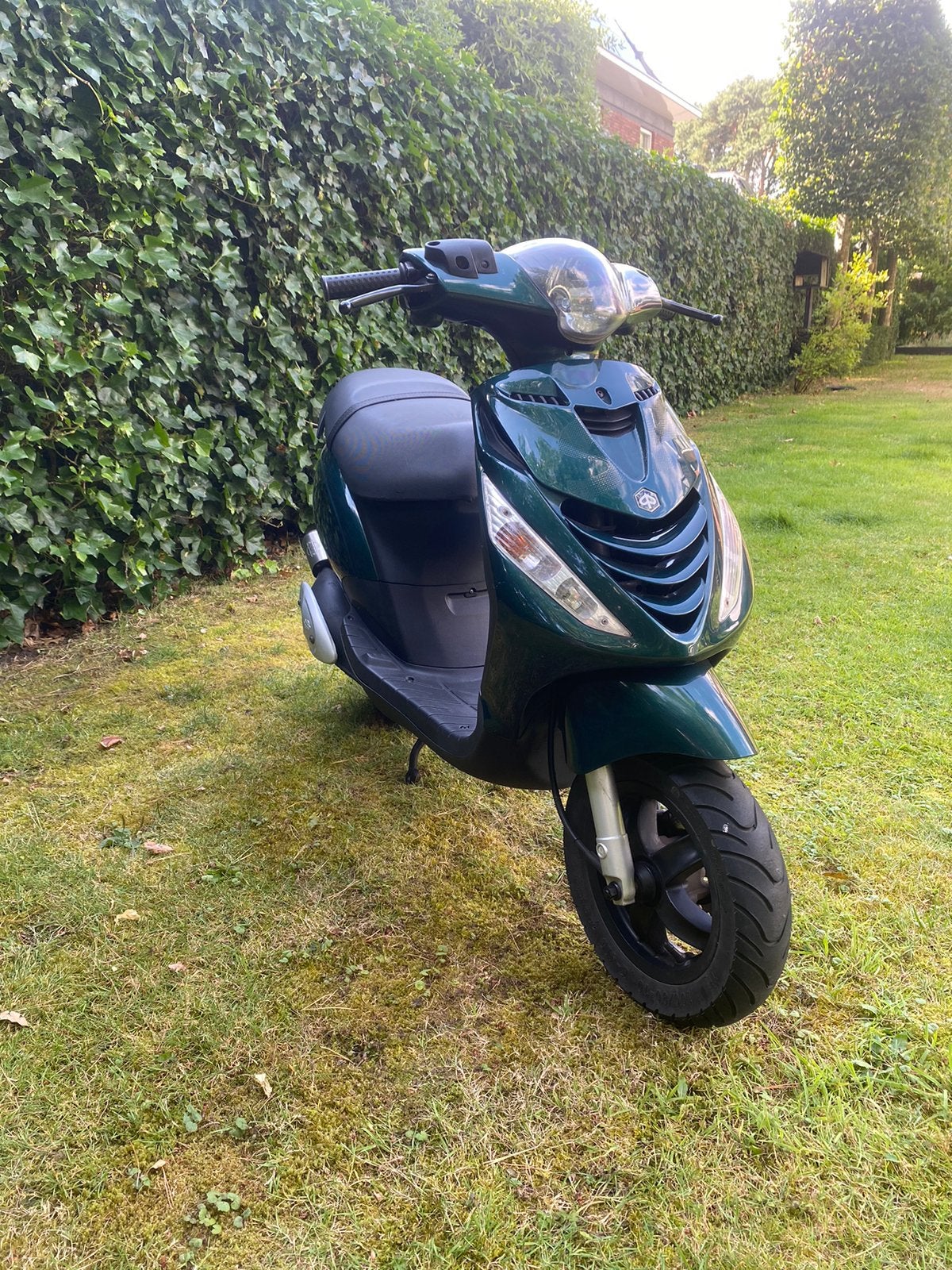Piaggio Zip 2 takt brom, Fietsen en Brommers, Scooters | Piaggio, Ophalen, Maximaal 45 km/u, Zo goed als nieuw, Benzine