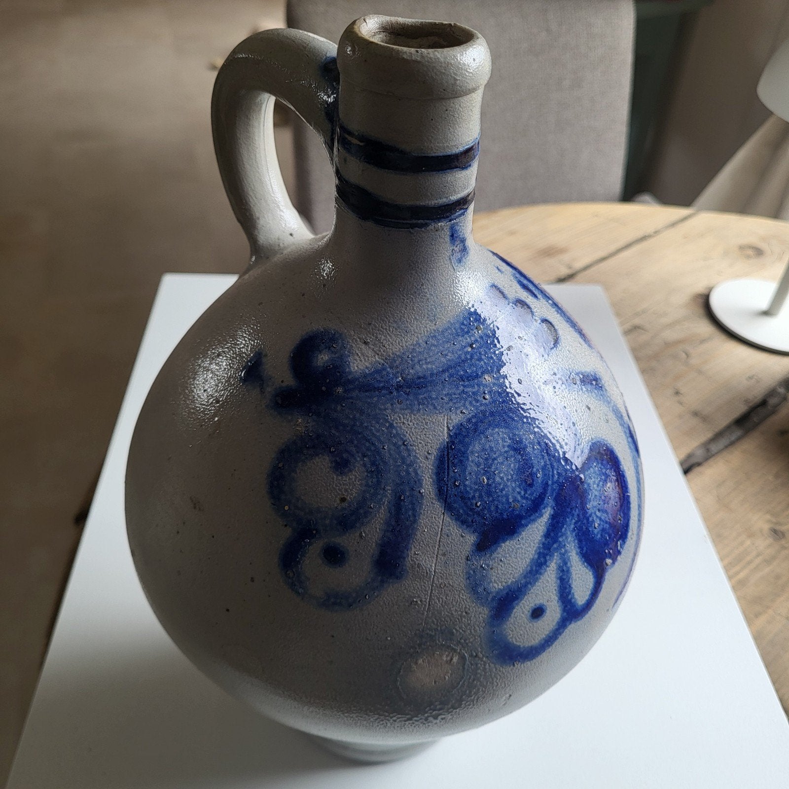 Antieke zoutglazuur kruik met kobaltblauwe decoratie, Ophalen of Verzenden