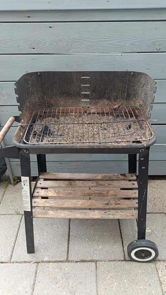 Gebruikte houtskool barbecue met wielen, Tuin en Terras, Houtskoolbarbecues, Ophalen of Verzenden, Gebruikt