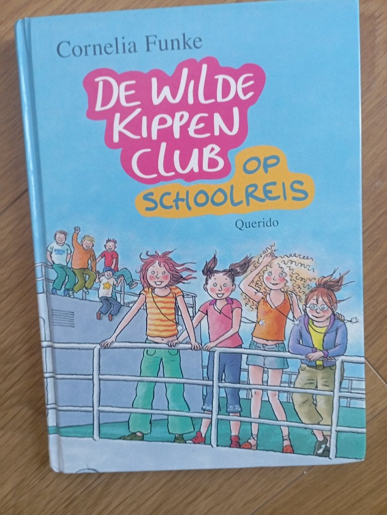 de wilde kippenclub op schoolreis, hardcover, Ophalen of Verzenden, Zo goed als nieuw, Cornelia Funke