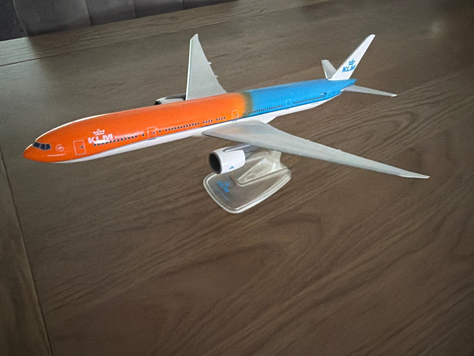 KLM Boeing 777-300ER 'Orange Pride' modelvliegtuig (37 cm), Overige merken, Gebruikt, Ophalen of Verzenden, Groter dan 1:72