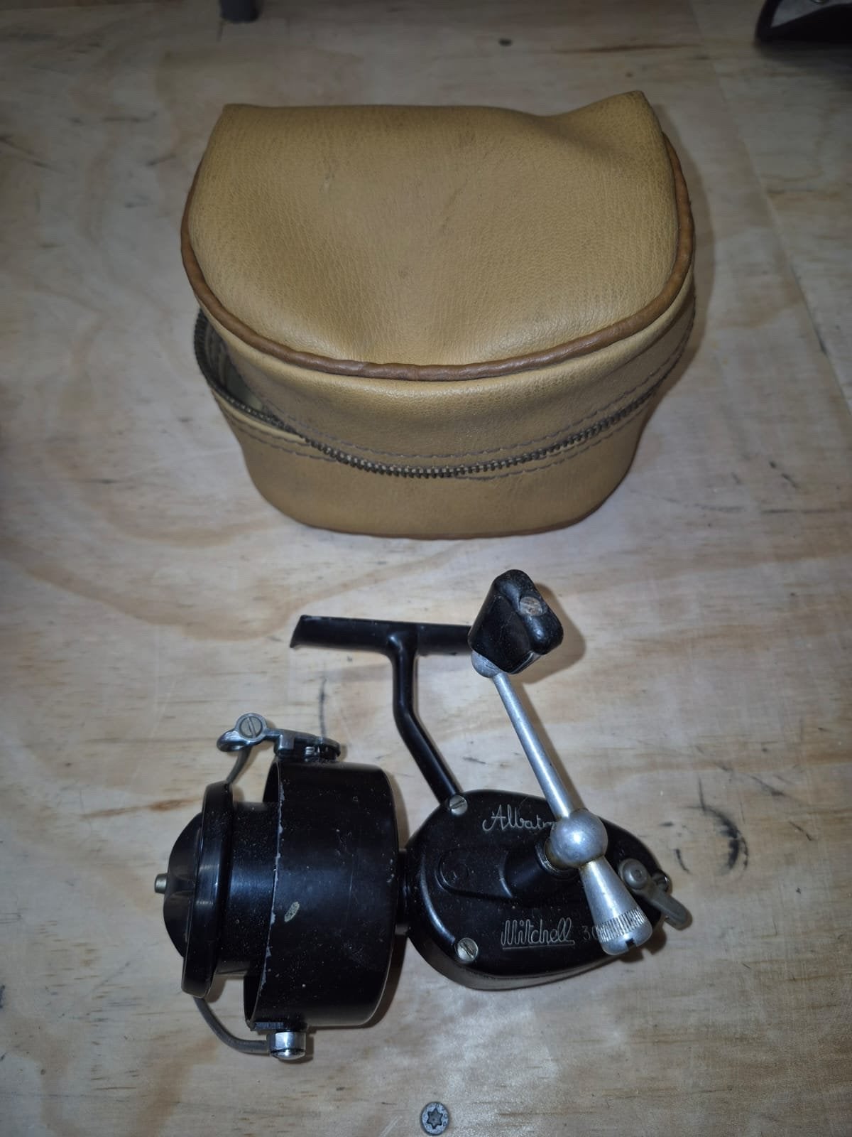 Vintage Mitchell 300 Vismolen met Albatros hoes, Ophalen, Gebruikt, Molen