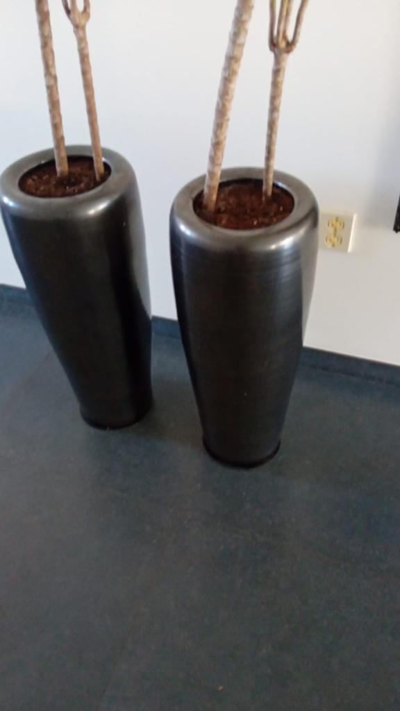 Twee mooie hoge binnen bloempotten, Ophalen, Rond, Binnen, Zo goed als nieuw