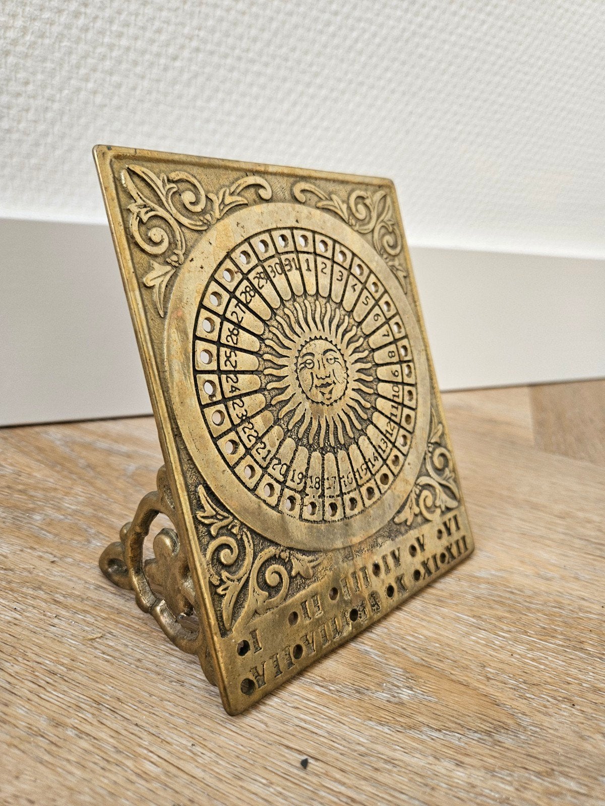 Antieke bronzen kalender met zonnewijzer, Antiek en Kunst, Ophalen of Verzenden