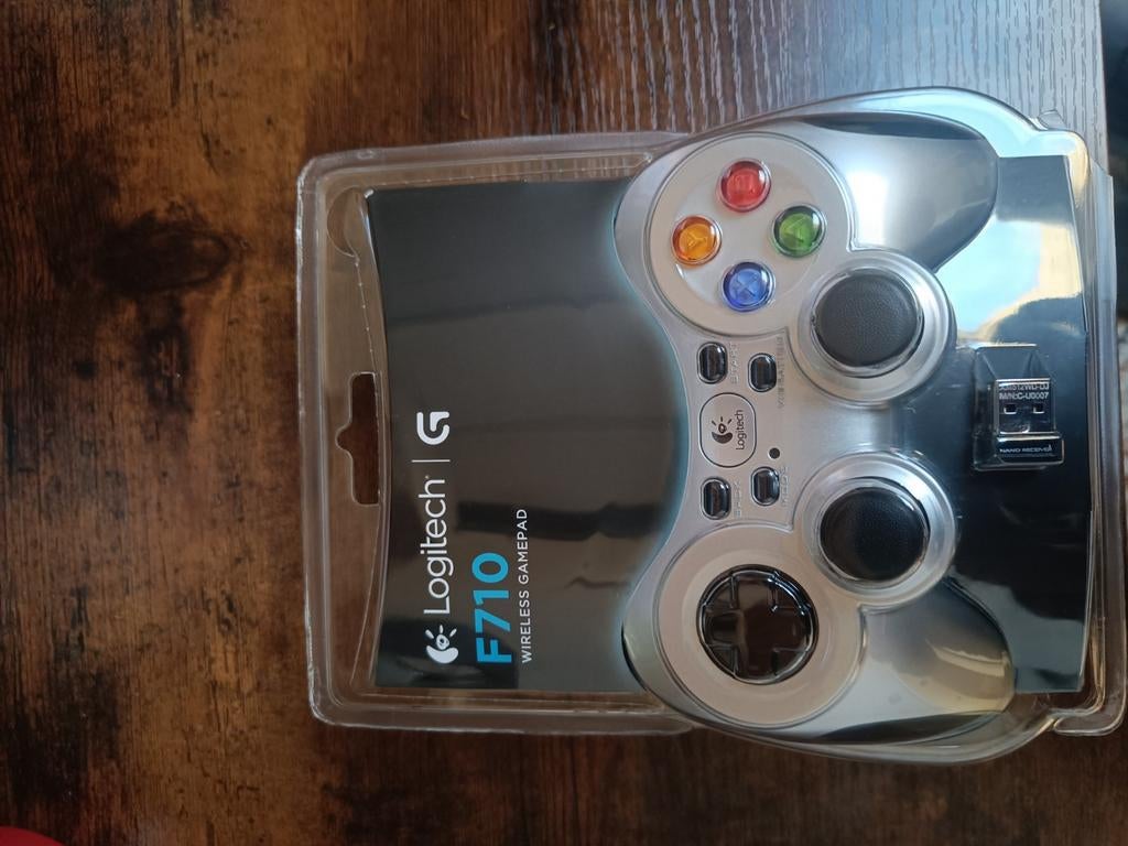 Logitech F710 Wireless Gamepad - Brand new, 1 speler, Ophalen of Verzenden, Zo goed als nieuw, Vanaf 3 jaar