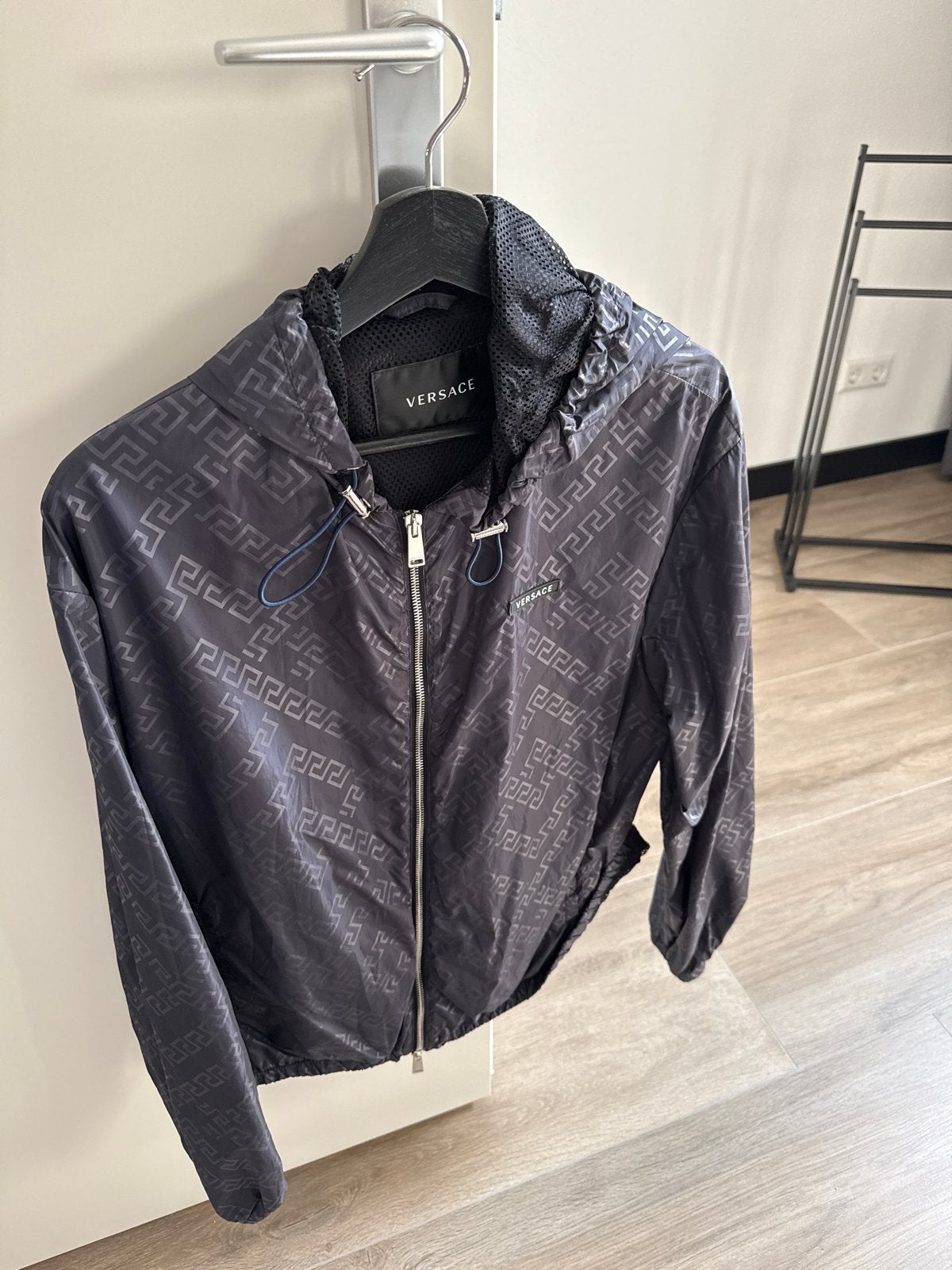 Versace Windjack met Medusa-patroon, Ophalen, Zo goed als nieuw, Maat 48/50 (M), Zwart