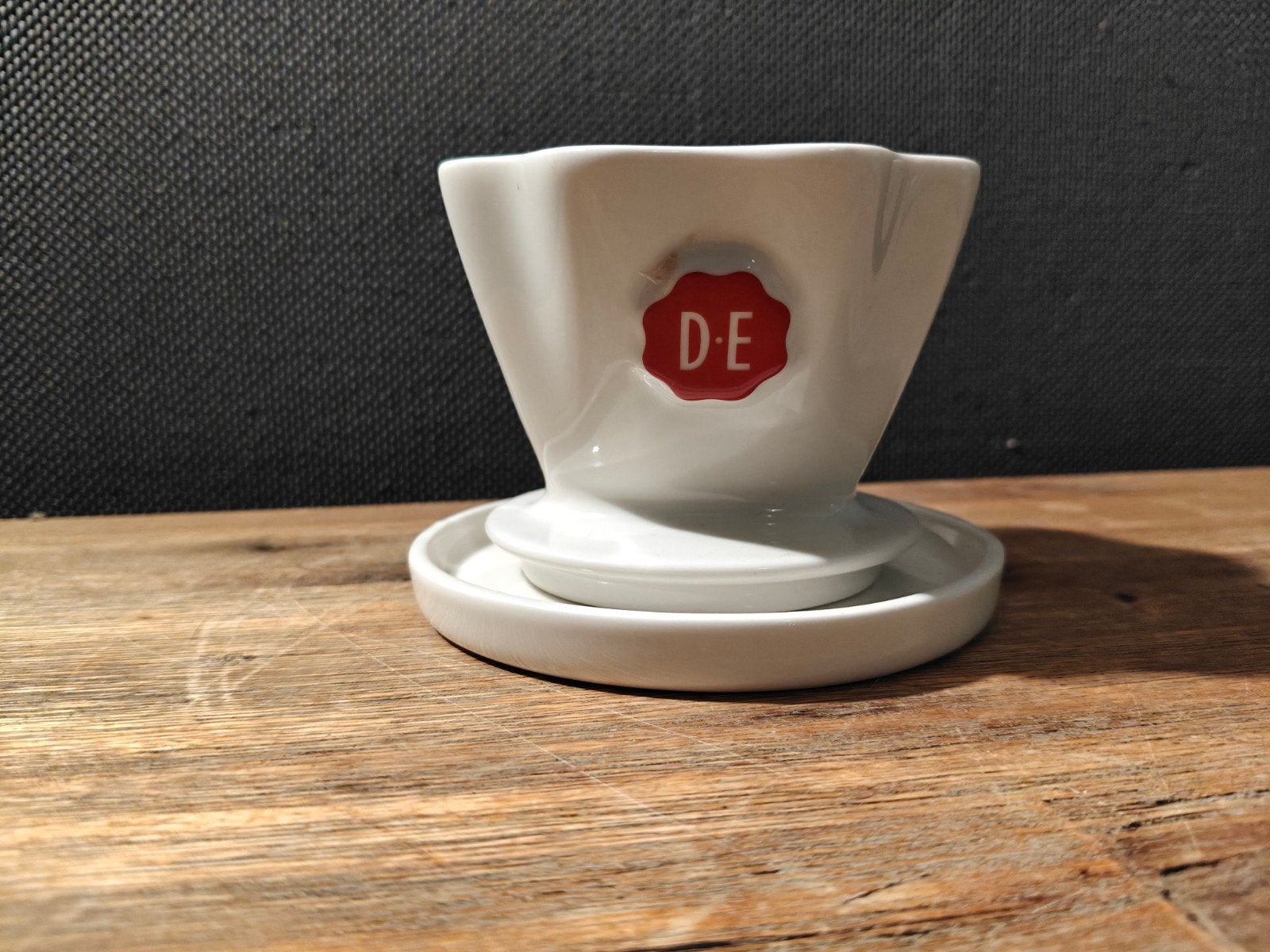 Douwe Egberts koffiefilterhouder met schotel, Huis en Inrichting, Overige typen, Ophalen of Verzenden, Zo goed als nieuw, Steen/keramiek
