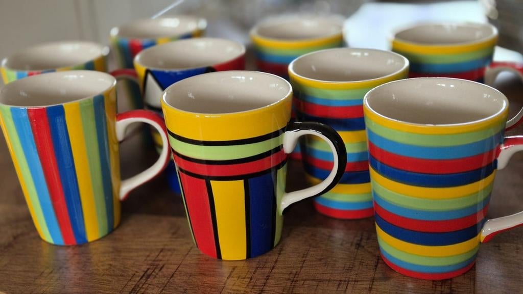 Set van 9 kleurrijke retro koffiekopjes / mokken, Ophalen of Verzenden, Zo goed als nieuw, Overige stijlen, Kop(pen) en/of Schotel(s)