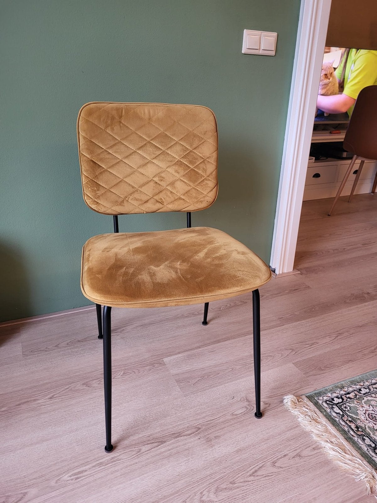 Moderne Okergele Eetkamerstoel met Zwart Metalen Poten, Huis en Inrichting, Stoelen, Ophalen, Overige kleuren, Zo goed als nieuw