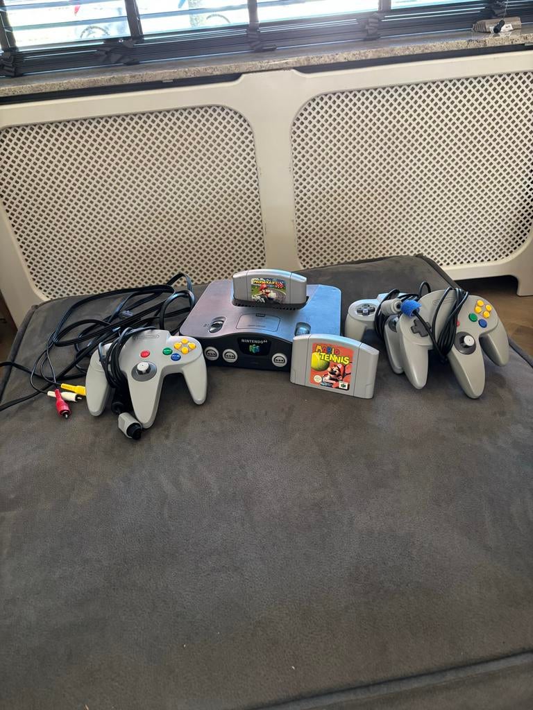 Nintendo 64 met Mario Kart, Mario Tennis en 3 controllers, Spelcomputers en Games, Spelcomputers | Nintendo 64, Gebruikt, Met 3 controllers of meer