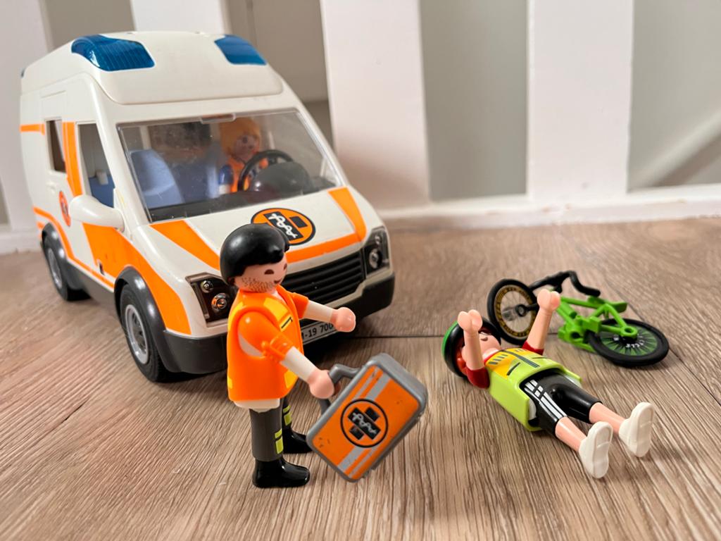 Playmobil ambulance met fietsongeluk set, Ophalen, Gebruikt, Los playmobil