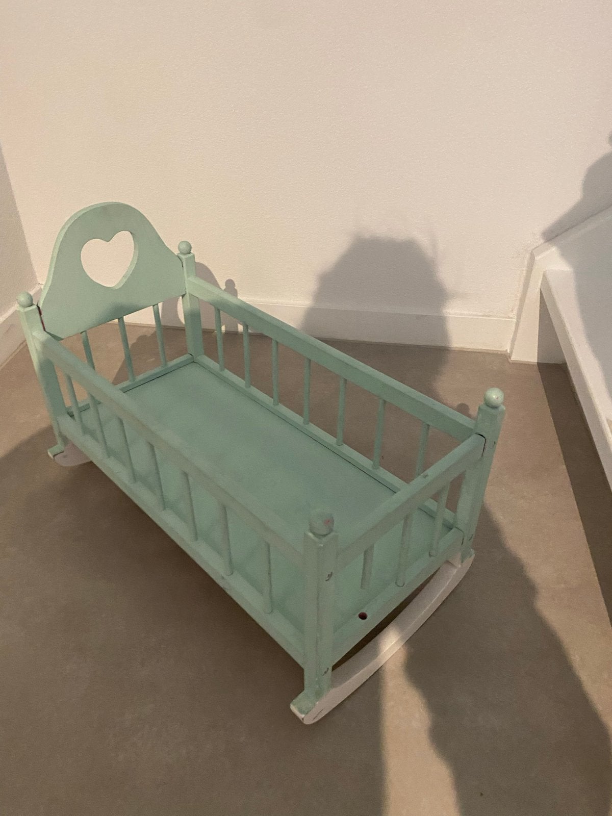 Houten poppenwiegje met hartje - Mintgroen, Ophalen, Gebruikt, Overige typen