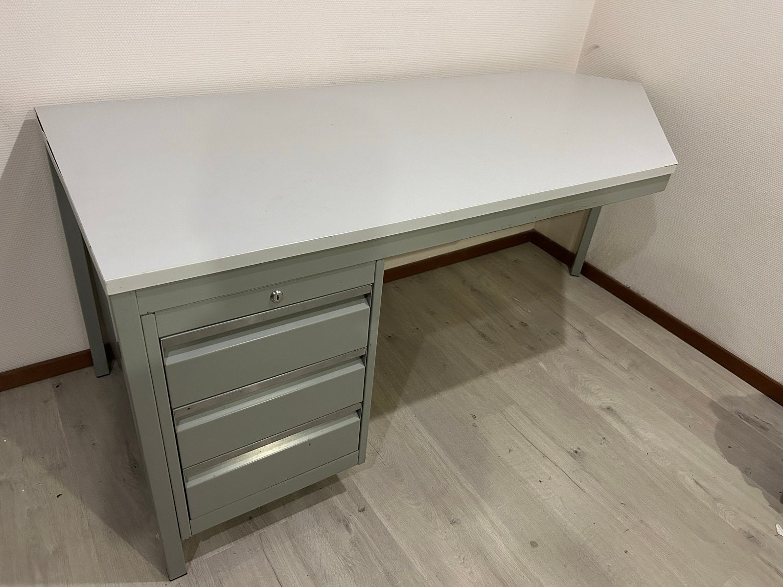 Grijs bureau met lades - 178x75x75 cm, Ophalen, Overige typen, Gebruikt, Met lades