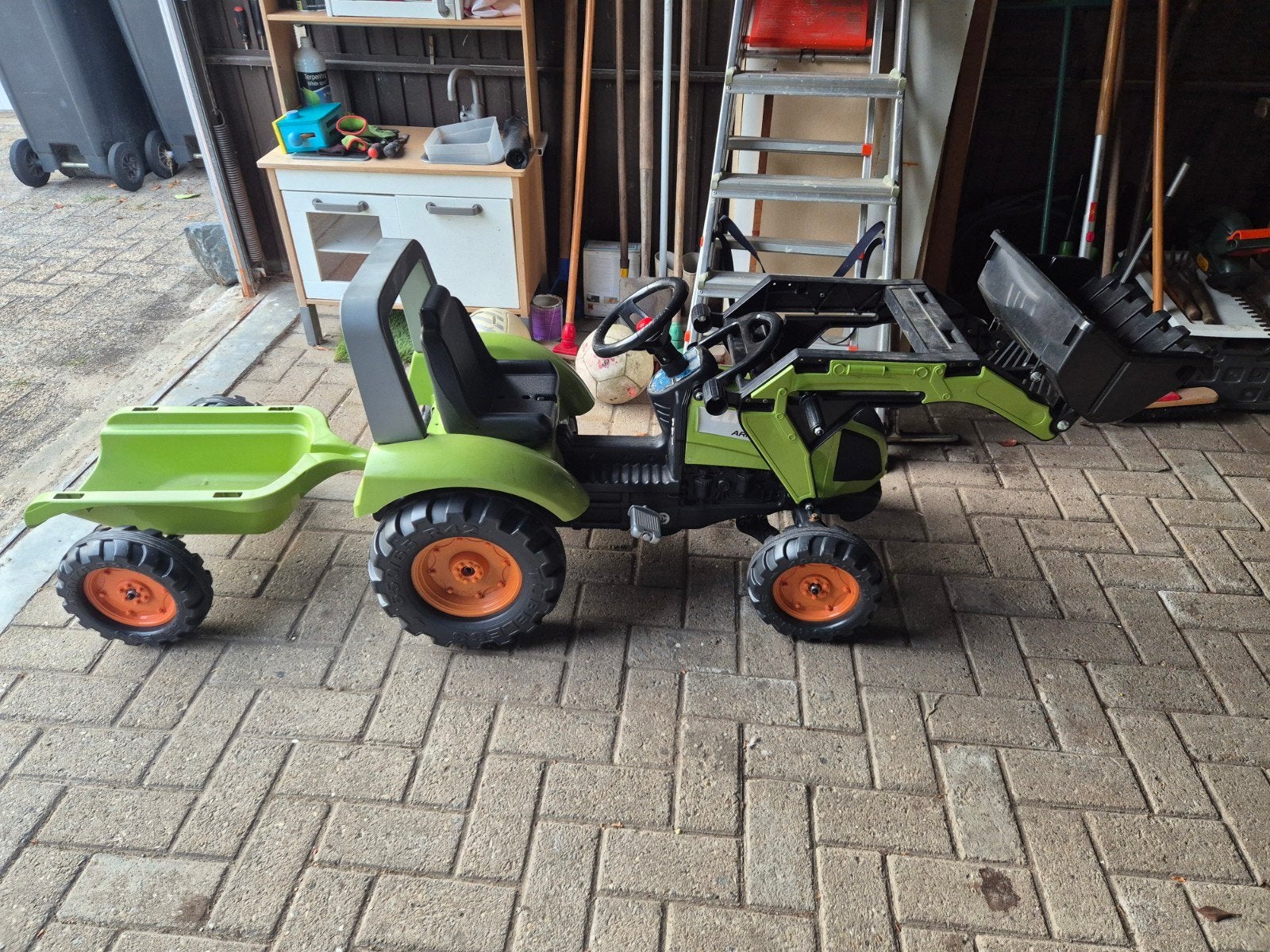 Groene traptractor met aanhanger en voorlader, Ophalen, Gebruikt