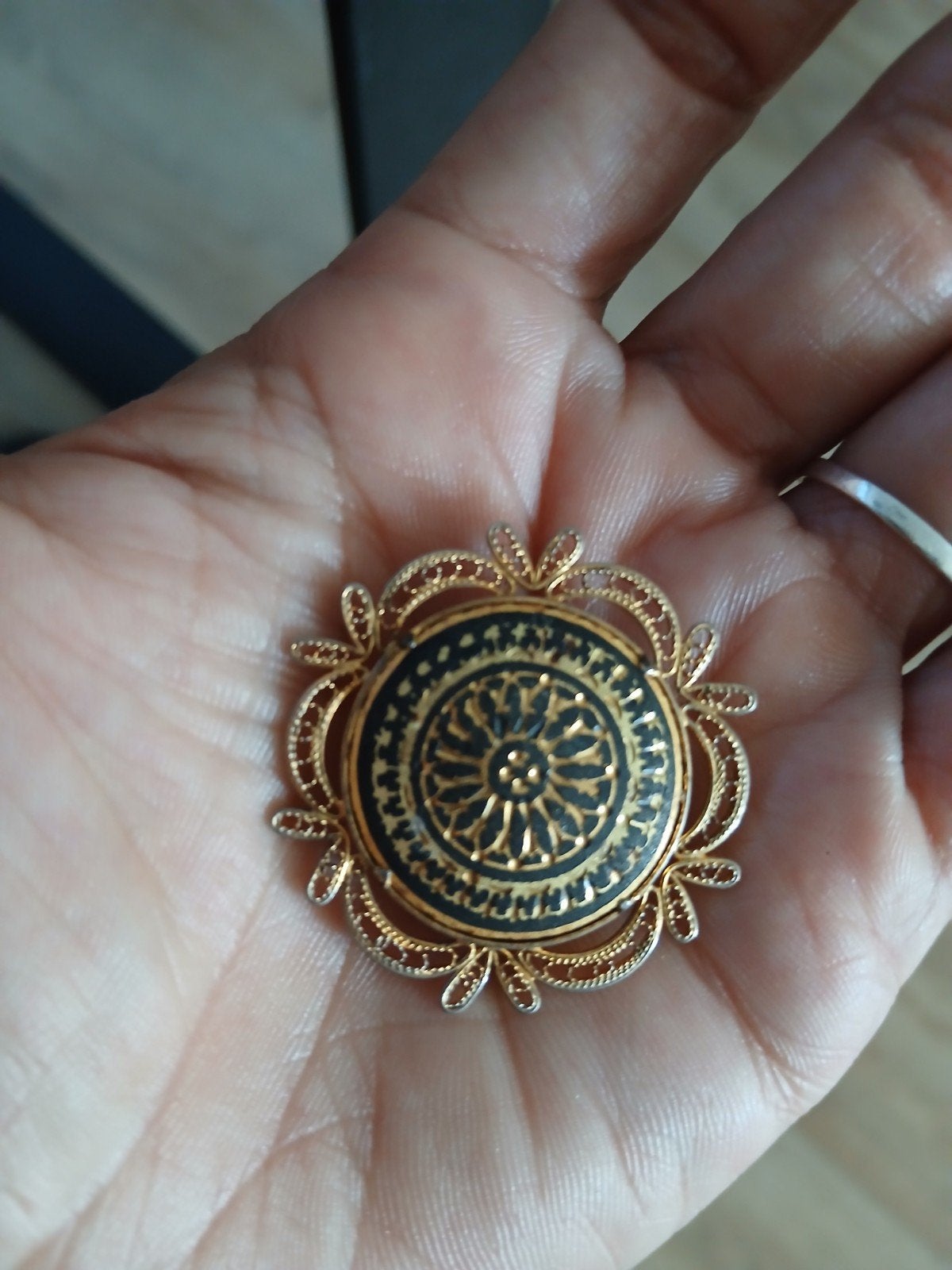 Vintage broche Damascene style, Ophalen of Verzenden, Zo goed als nieuw, Overige materialen