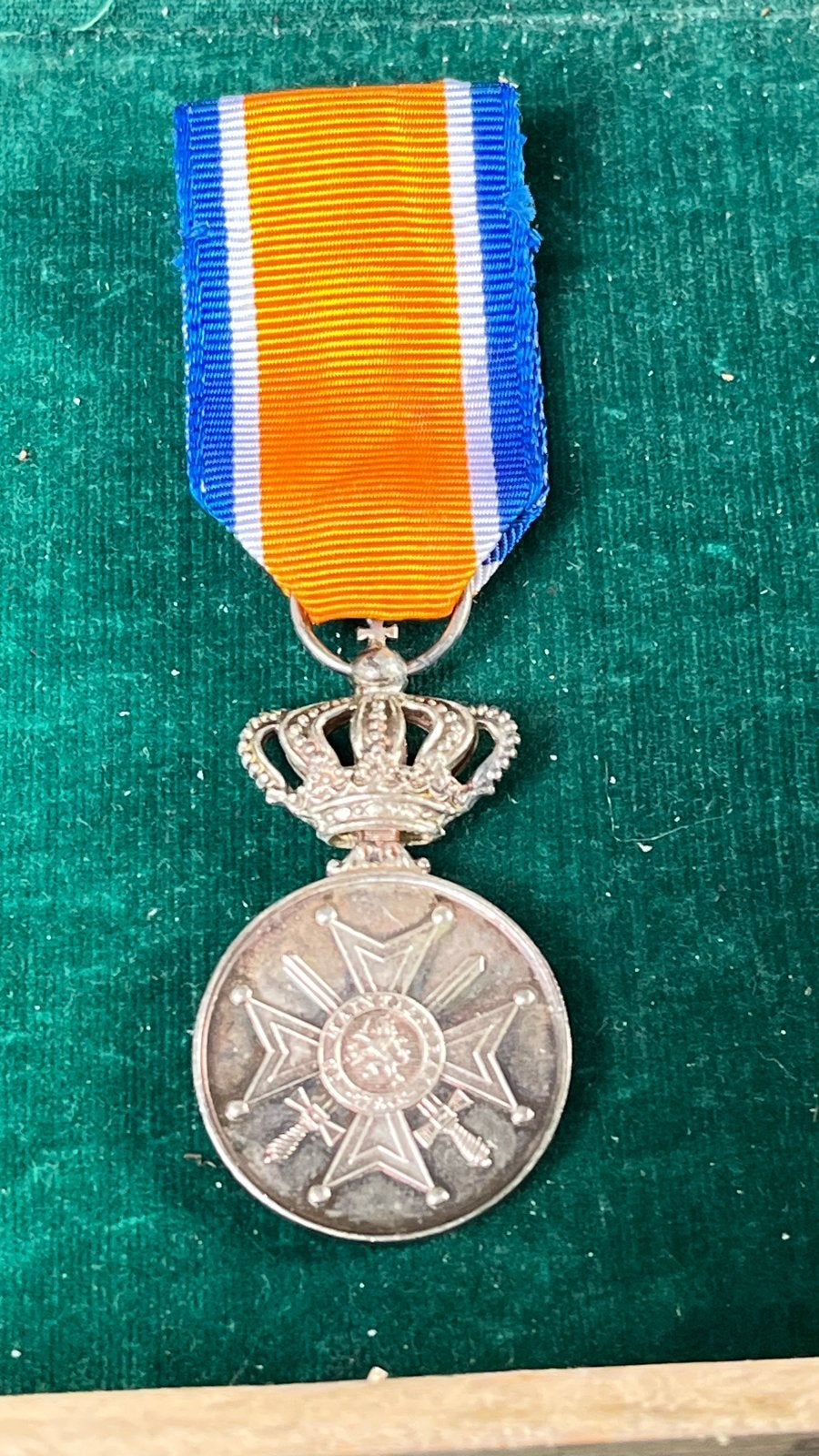 Zilveren eremedaille Oranje Nassau met Zwaarden laatste uitv, Ophalen of Verzenden, Zilver, Nederland