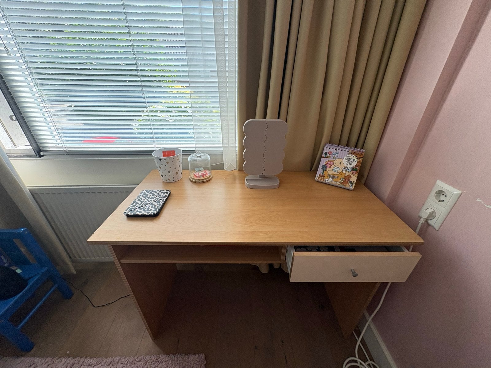 Kinderbureau met lade en opbergruimte. L 1.03, B.52 H.74 cm, Ophalen, Gebruikt, Bruin, Overige merken