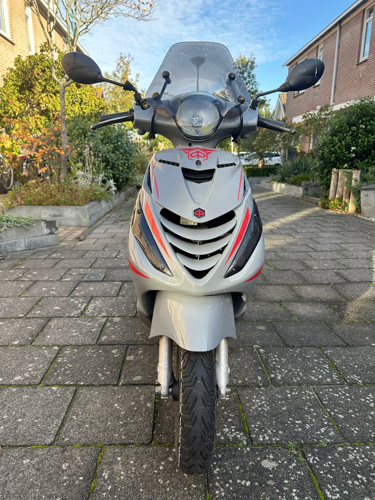 Piaggio Zip Scooter - Grijs met Rode Details, Maximaal 45 km/u, Zip, Ophalen of Verzenden, Zo goed als nieuw