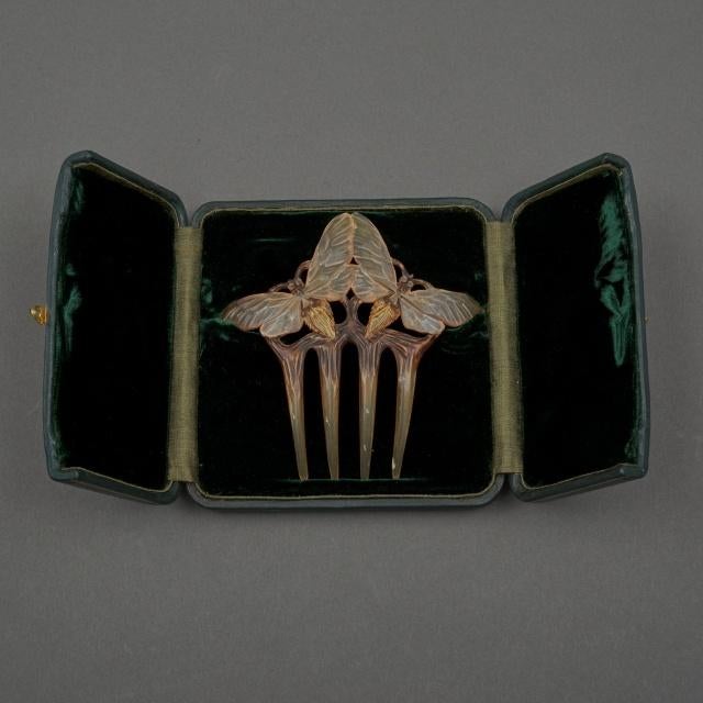 Art nouveau unicium gesigneerde haarkam uit hoorn, Antiek en Kunst, Ophalen of Verzenden