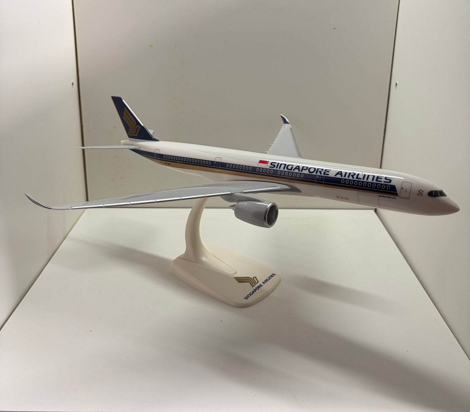 Singapore Airlines A350-900, Verzamelen, Luchtvaart en Vliegtuigspotten, Ophalen of Verzenden, Zo goed als nieuw, Schaalmodel