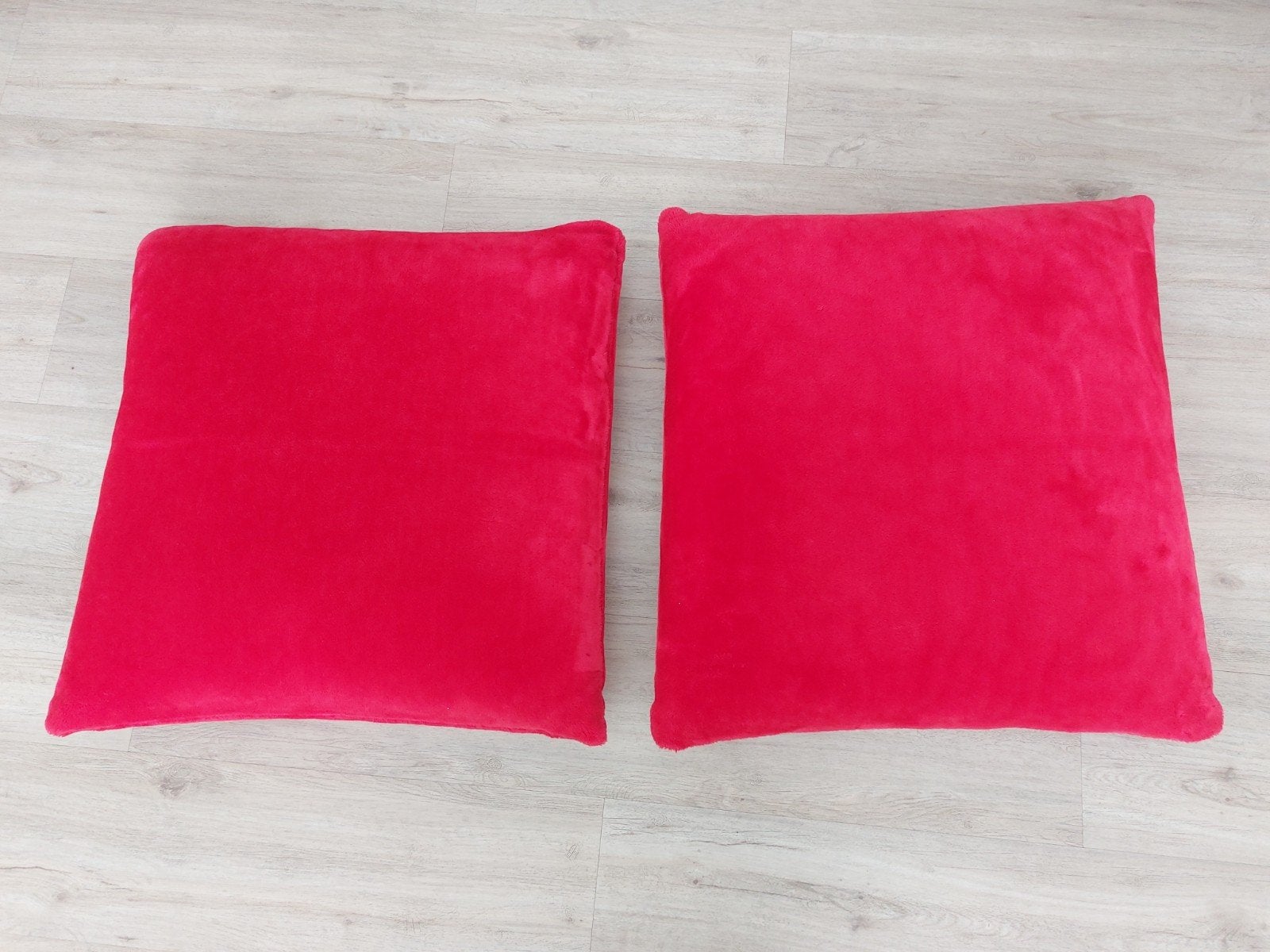 2x IKEA KAVELDUN Kussens Rood - 70x70 cm, Huis en Inrichting, Woonaccessoires | Kussens, Ophalen, Zo goed als nieuw, Rood, Vierkant