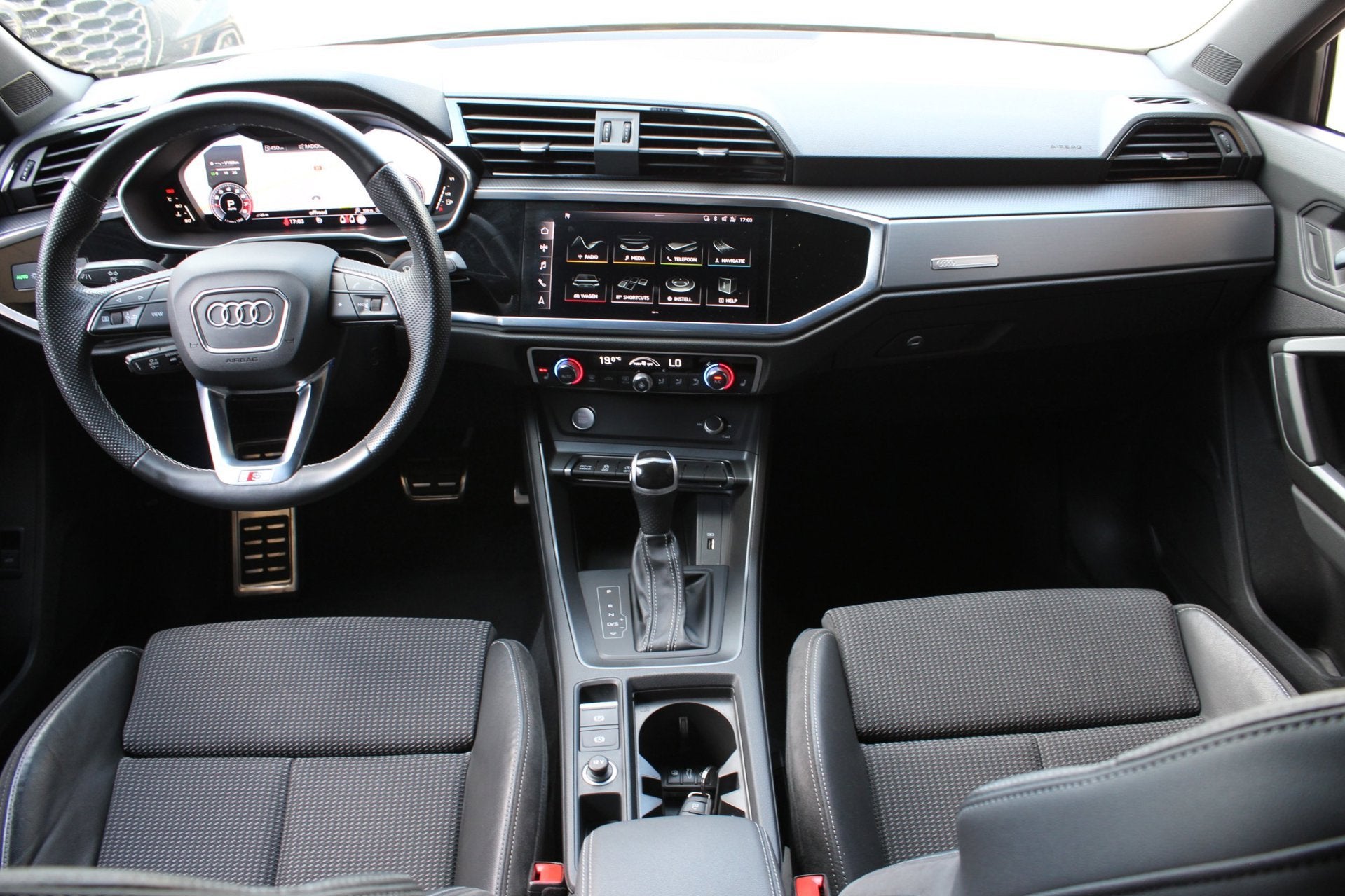 Audi Q3 SPORTBACK 35 TFSI 3x S-Line | Black optik | Camera |, Auto's, 4 cilinders, 150 pk, 1505 kg, Leder en Stof