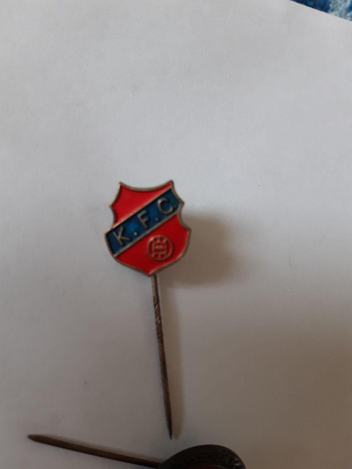 Speldje KFC, Ophalen of Verzenden, Zo goed als nieuw, Sport, Speldje of Pin