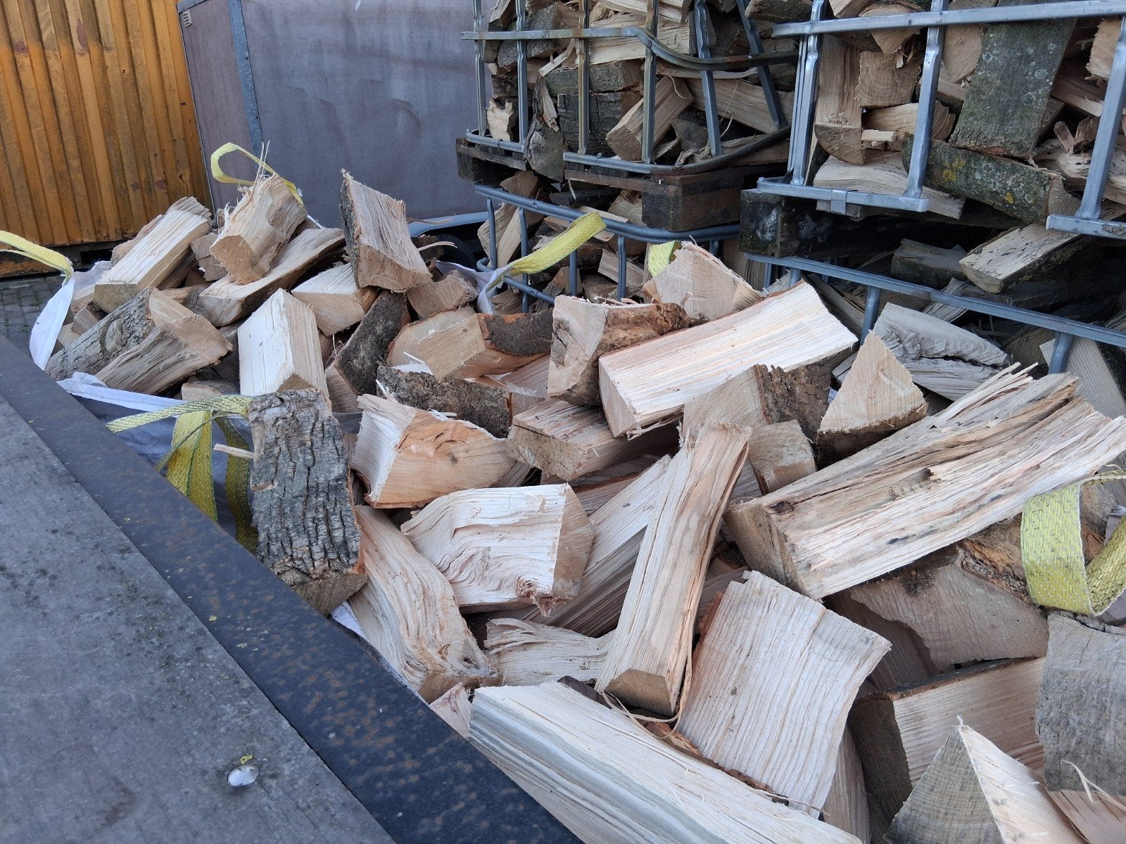 6 m3 essenhout te koop, zowel in kratten als bigbags, 3 tot 6 m³, Ophalen, Essenhout, Blokken