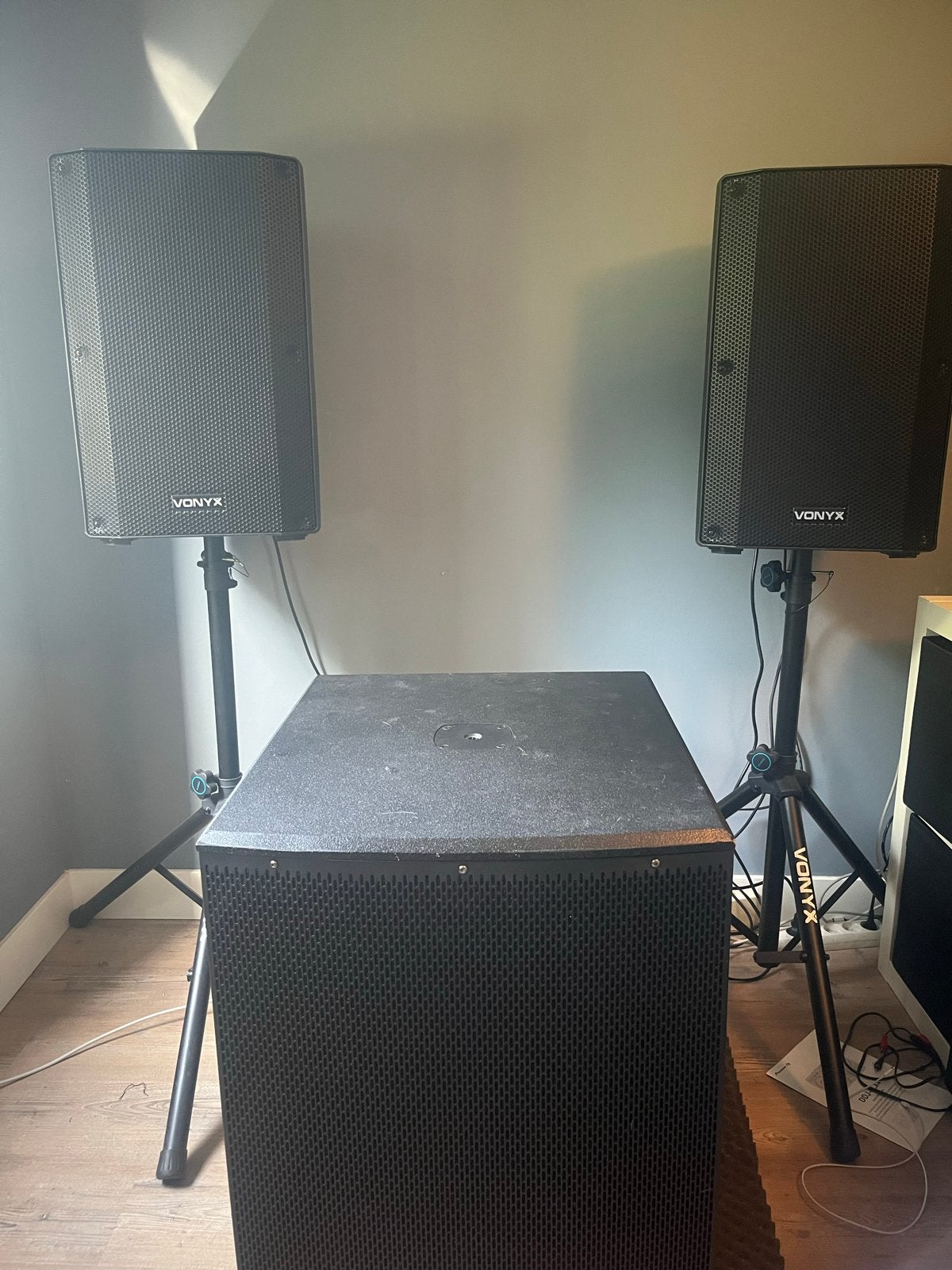 Complete geluidsset: Vonyx tops, Devine subwoofer + statieve, Gebruikt, Complete surroundset, 120 watt of meer, Ophalen