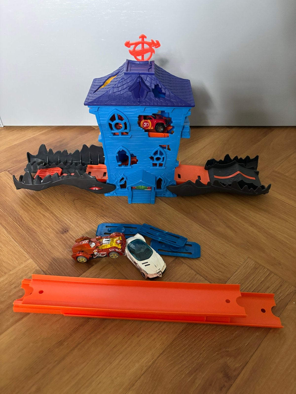 Hot Wheels Monster Trucks Speelhuis met 2 auto's, Kinderen en Baby's, Ophalen of Verzenden, Zo goed als nieuw