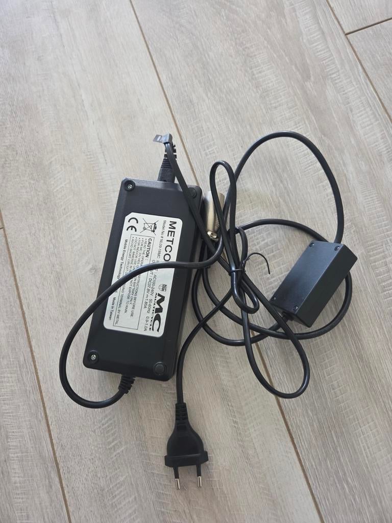Multicycle oplader 4 pin NL09-18MC 37.8V, Gebruikt, ., Ophalen of Verzenden, .