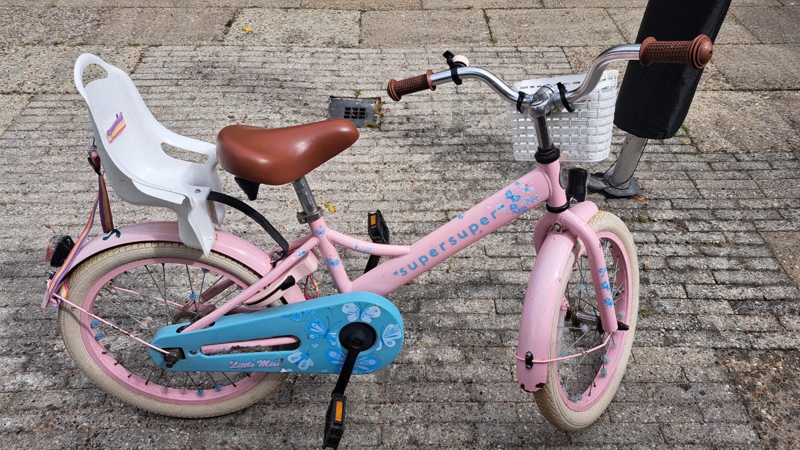 Roze kinderfiets 'supersuper' met   zitje en mandje, Ophalen, Terugtraprem, Zijwieltjes, Supersuper
