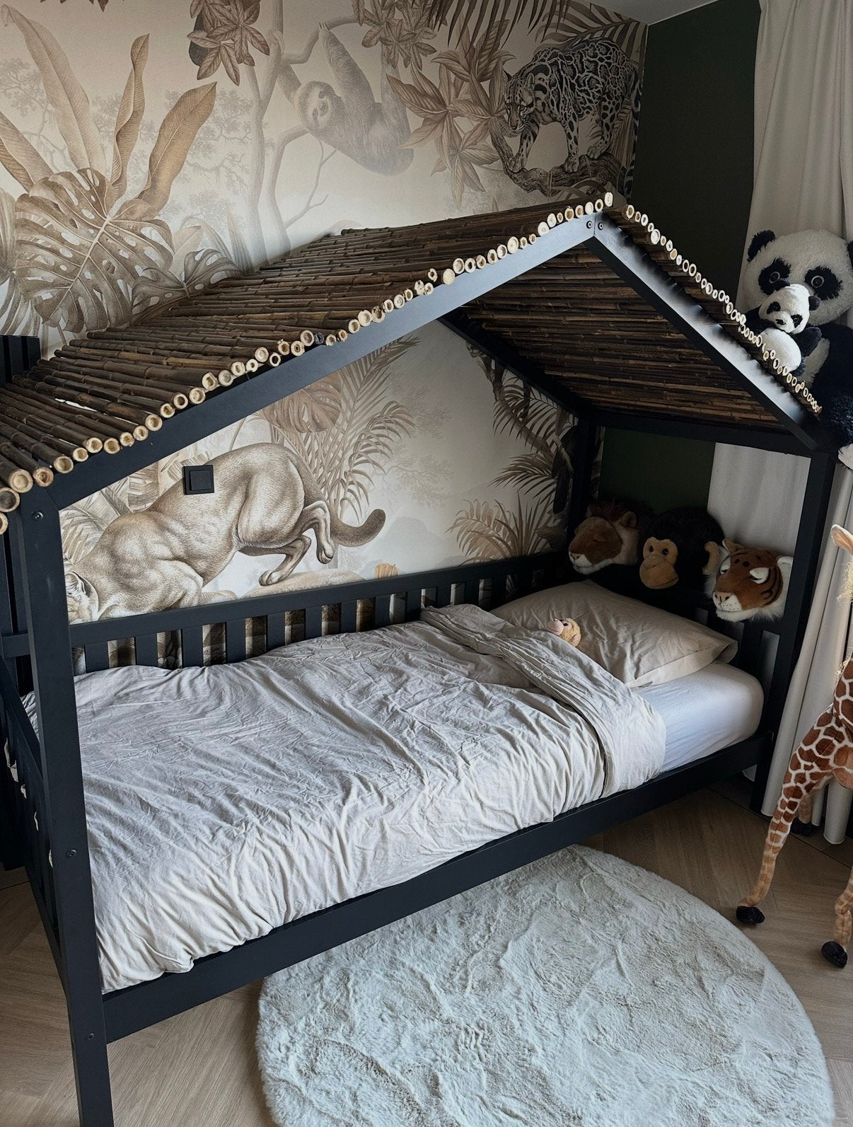 Zwart kinderbed met dakje, Ophalen, 85 tot 100 cm, Zo goed als nieuw, Lattenbodem