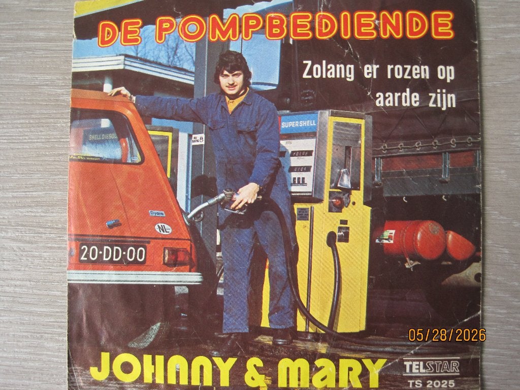 Johnny & Mary   -   De pompbediende, Fotohoes, Ophalen of Verzenden, Gebruikt, Nederlandstalig