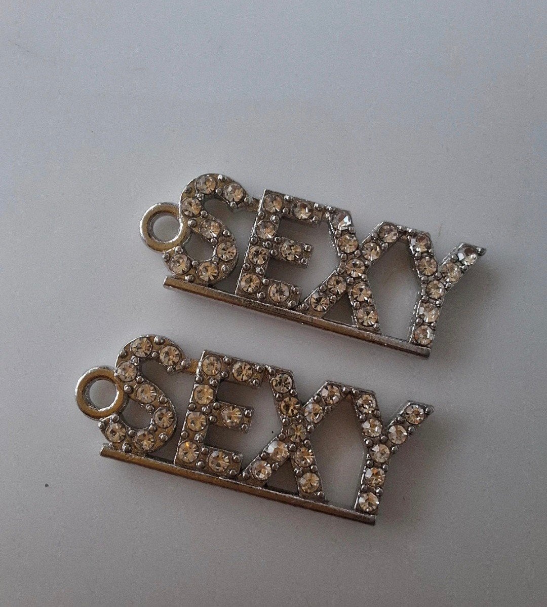 2 bedels hangers metaal strass zilver grijs, Overige merken, Overige materialen, -, -