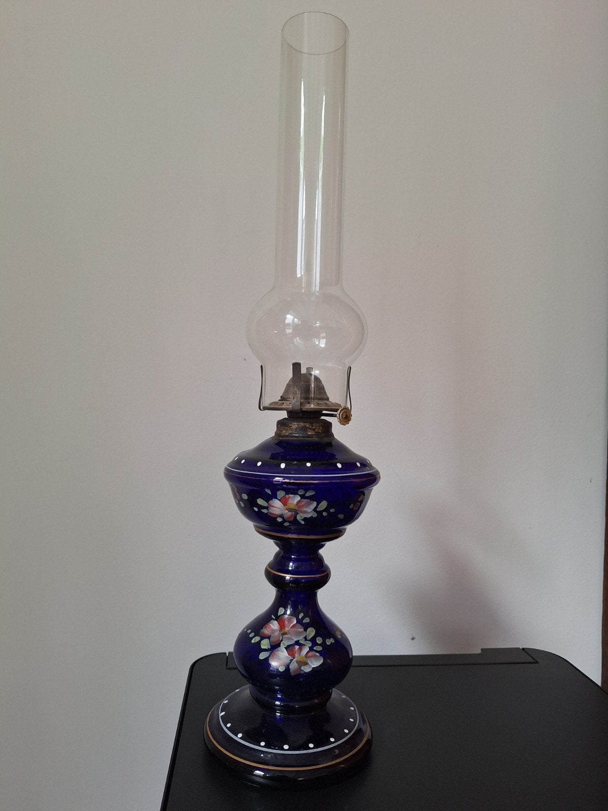 Mooie blauwglazen beschilderde antieke olielamp., Ophalen