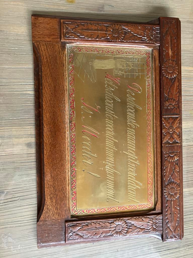 Houten lijst met messing plaat, Ophalen